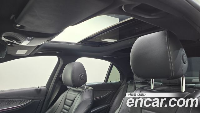 Mercedes-Benz E-Class 2022 — photo 17