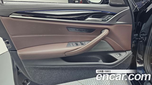 BMW 5-Series 2023 — photo 14