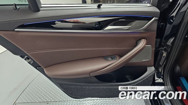 BMW 5-Series 2023 — photo 15