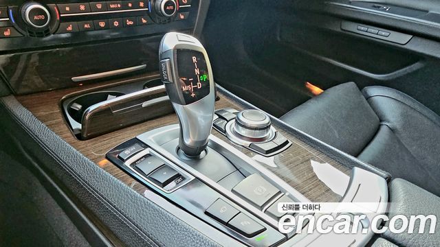 BMW 7-Series 2011 — photo 9