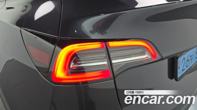 Tesla Model Y 2025 — photo 9