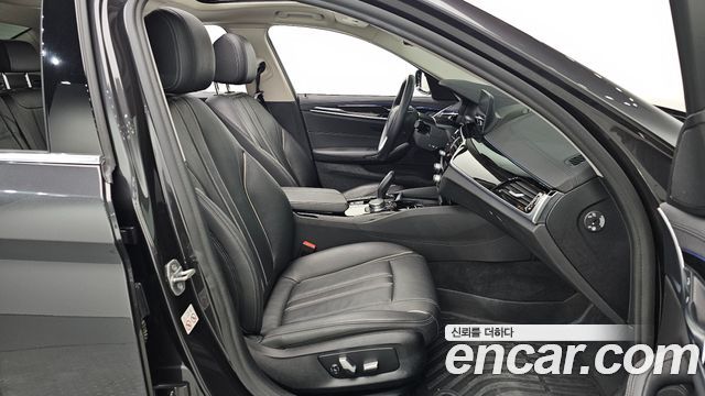 BMW 5-Series 2020 — photo 17