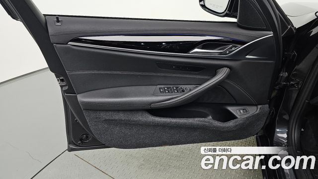 BMW 5-Series 2020 — photo 14
