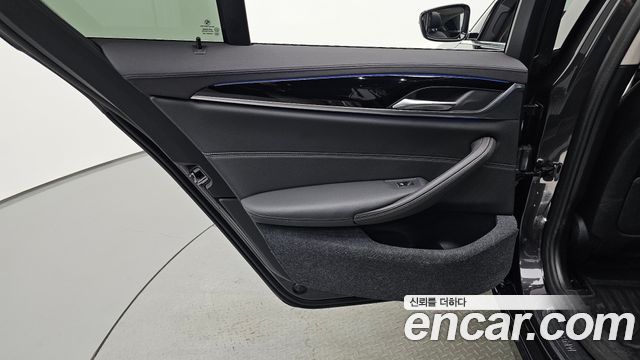BMW 5-Series 2020 — photo 15