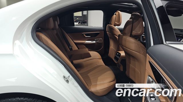 Mercedes-Benz E-Class 2025 — photo 17