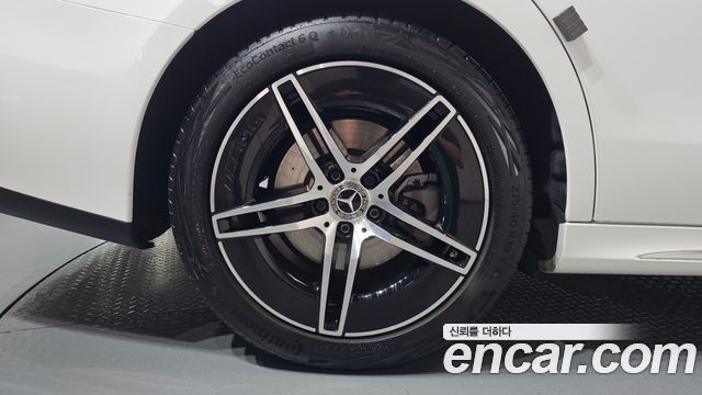 Mercedes-Benz E-Class 2025 — photo 7