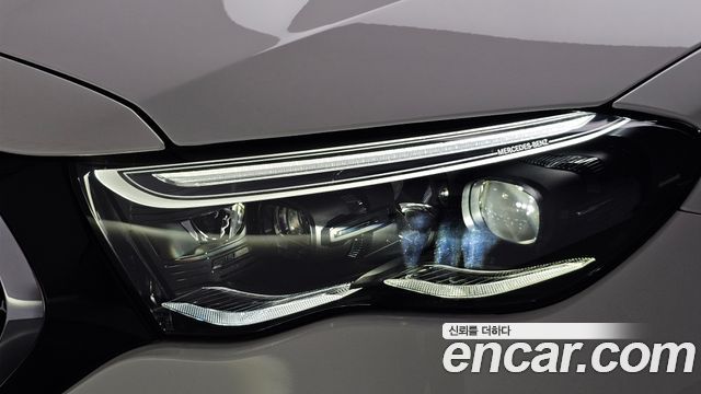 Mercedes-Benz E-Class 2025 — photo 8