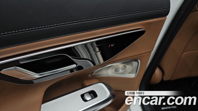 Mercedes-Benz E-Class 2025 — photo 35