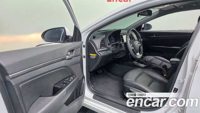Hyundai AVANTE 2018 — photo 13