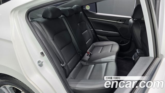 Hyundai AVANTE 2018 — photo 17