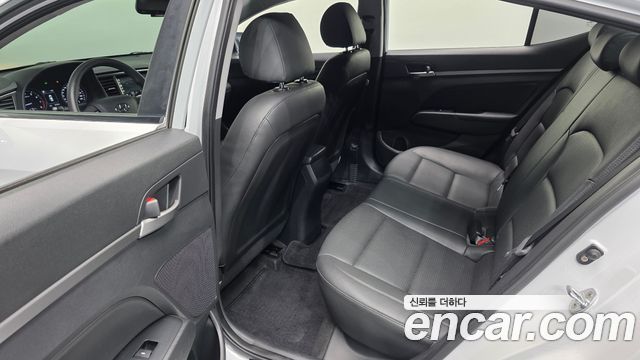 Hyundai AVANTE 2018 — photo 18