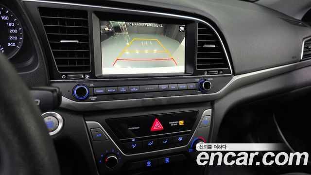 Hyundai AVANTE 2018 — photo 22