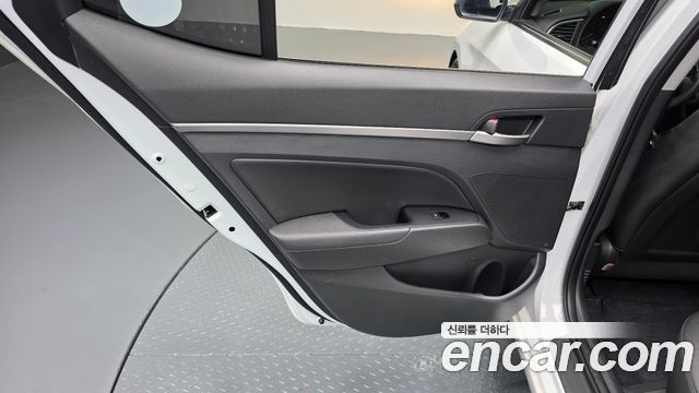 Hyundai AVANTE 2018 — photo 15