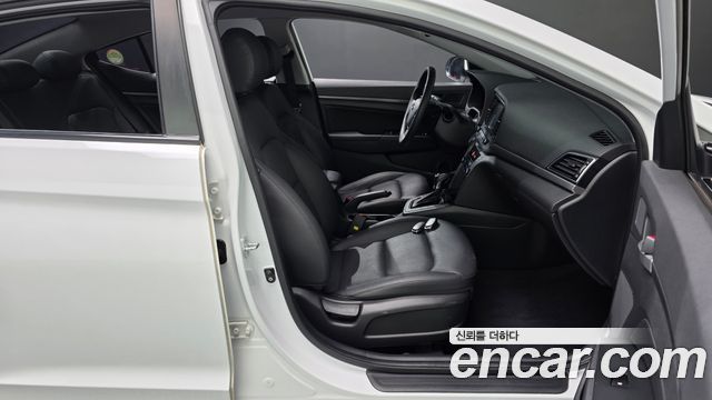 Hyundai AVANTE 2018 — photo 16
