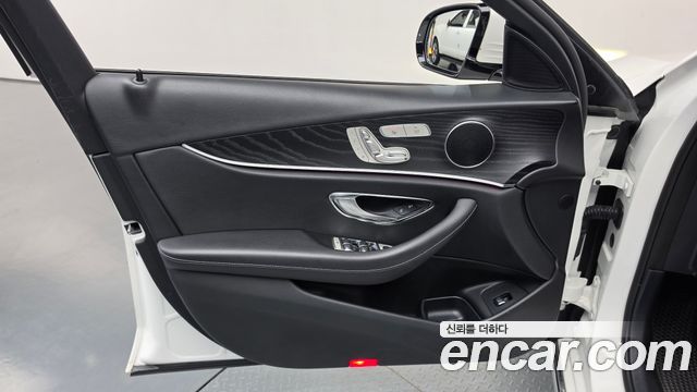 Mercedes-Benz E-Class 2018 — photo 14