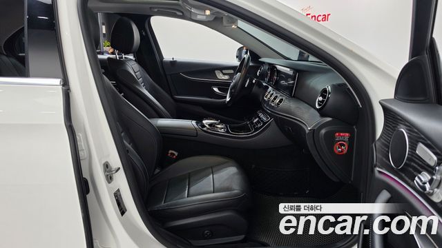 Mercedes-Benz E-Class 2018 — photo 16