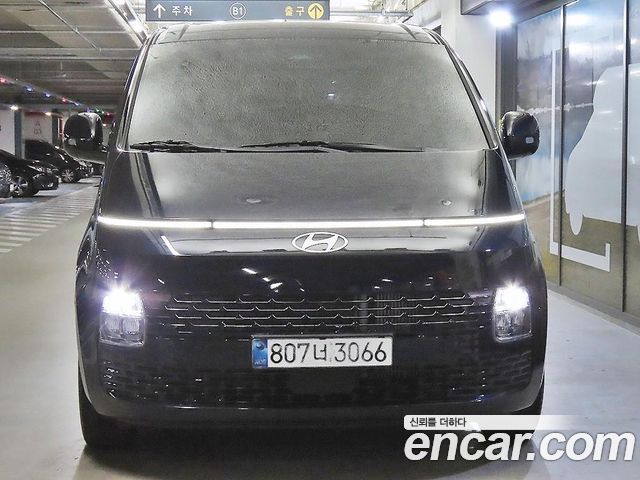 Hyundai Staria 2025 — photo 2