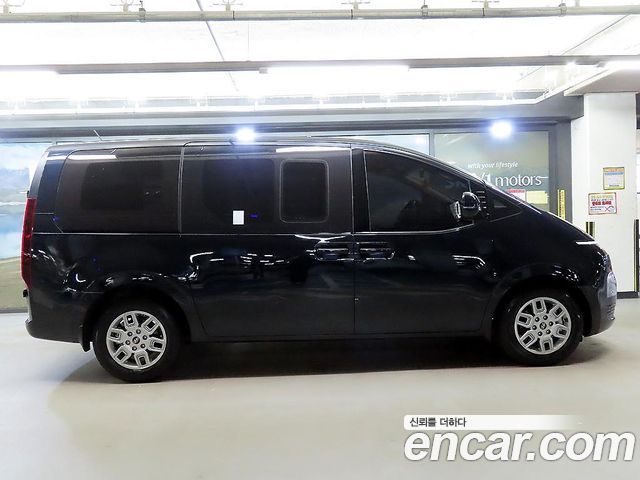 Hyundai Staria 2025 — photo 3