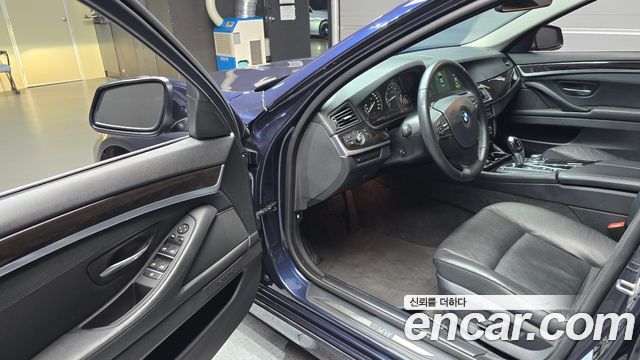 BMW 5-Series 2011 — photo 10