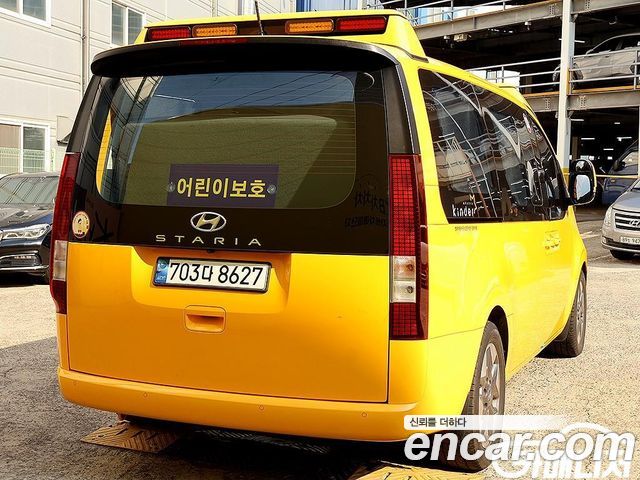 Hyundai Staria 2023 — photo 2