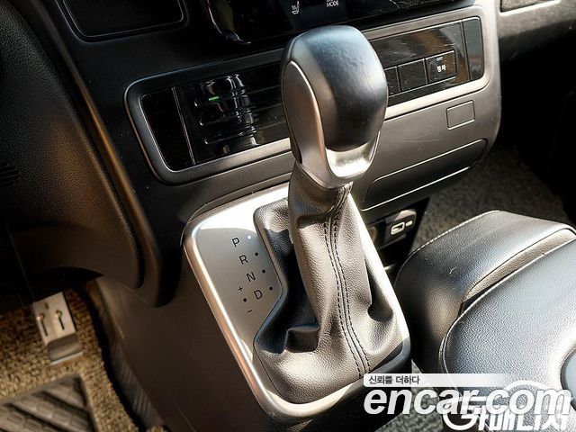 Hyundai Staria 2023 — photo 9