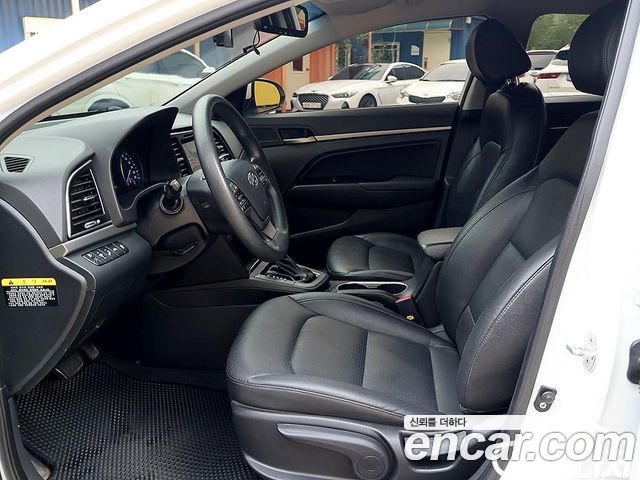 Hyundai AVANTE 2017 — photo 10