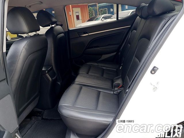 Hyundai AVANTE 2017 — photo 11