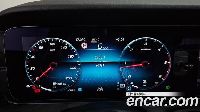 Mercedes-Benz E-Class 2021 — photo 11
