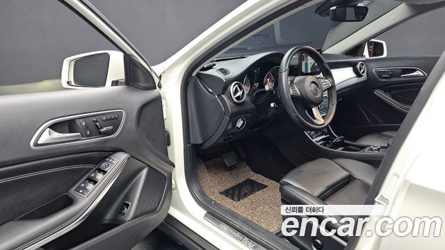 Mercedes-Benz GLA-Class 2017 — photo 10