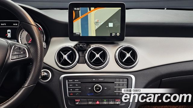 Mercedes-Benz GLA-Class 2017 — photo 14