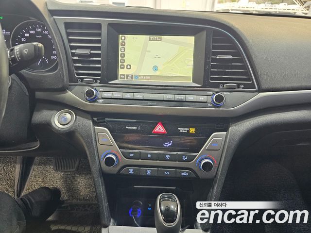 Hyundai AVANTE 2017 — photo 10