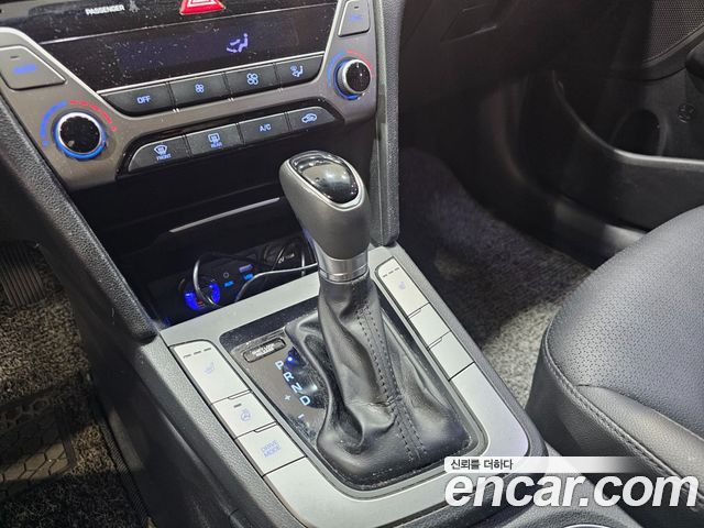 Hyundai AVANTE 2017 — photo 11