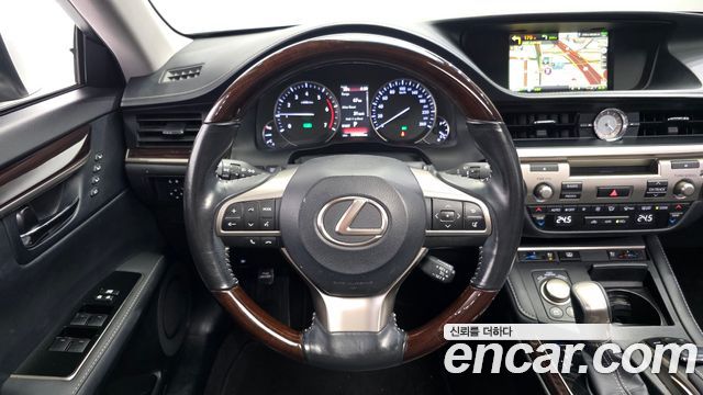Lexus ES 2017 — photo 13