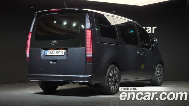 Hyundai Staria 2022 — photo 2