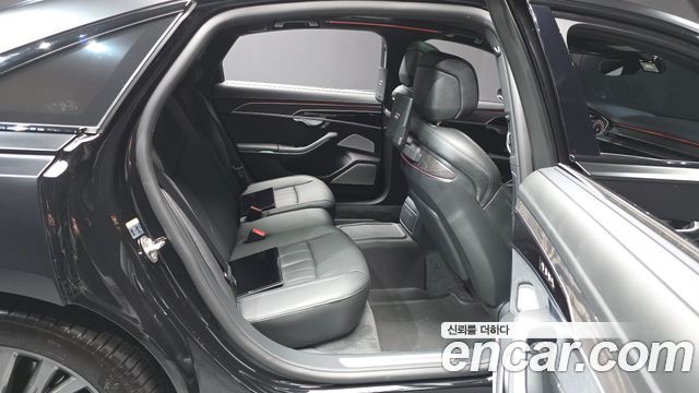 Audi A8 2023 — photo 12
