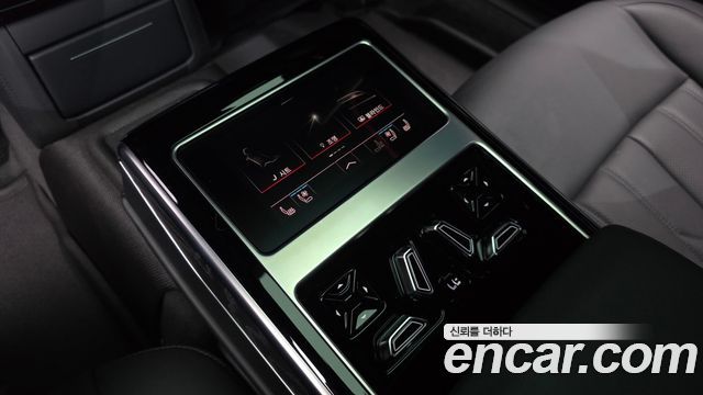 Audi A8 2023 — photo 18