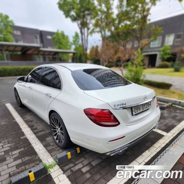 Mercedes-Benz E-Class 2017 — photo 2
