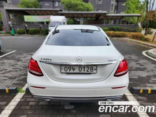 Mercedes-Benz E-Class 2017 — photo 4