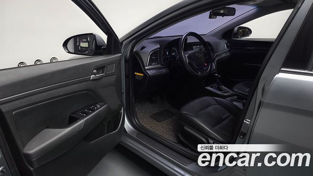 Hyundai AVANTE 2017 — photo 13