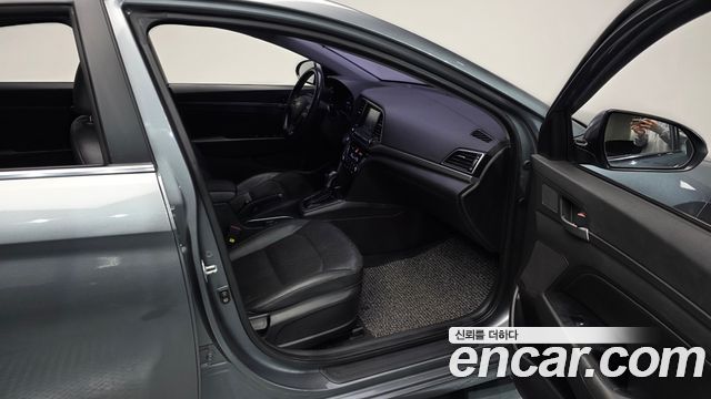Hyundai AVANTE 2017 — photo 17