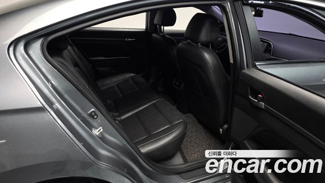 Hyundai AVANTE 2017 — photo 18