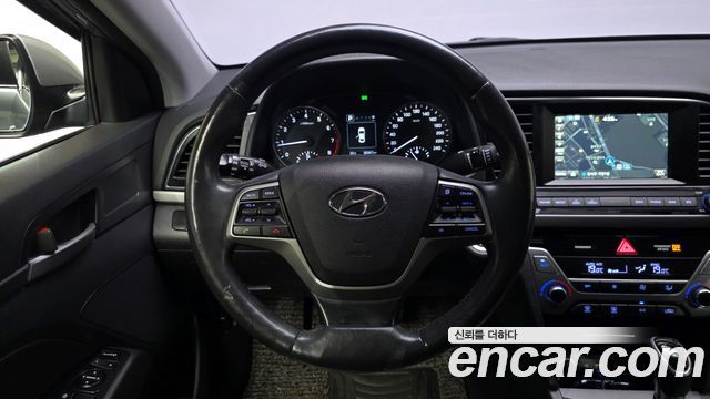Hyundai AVANTE 2017 — photo 19