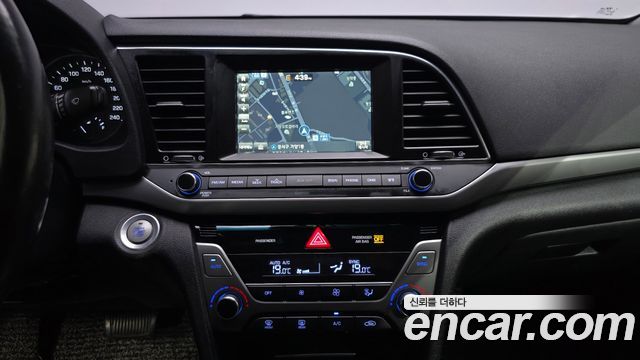 Hyundai AVANTE 2017 — photo 20