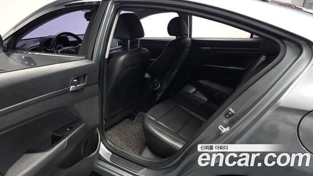 Hyundai AVANTE 2017 — photo 16