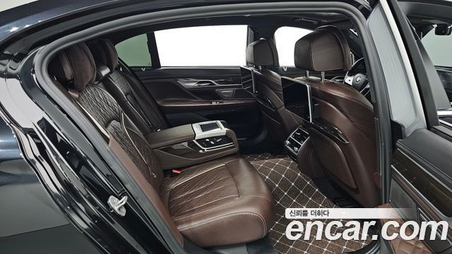 BMW 7-Series 2021 — photo 18