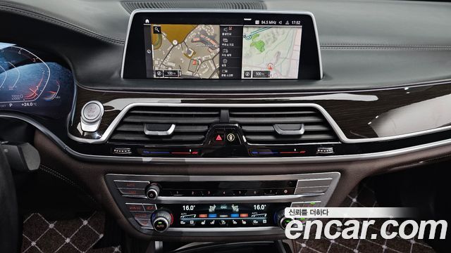 BMW 7-Series 2021 — photo 20