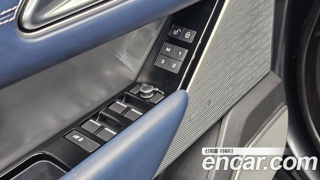 Land Rover Range Rover Velar 2018 — photo 17