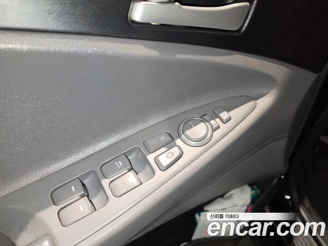 Hyundai Sonata 2011 — photo 16
