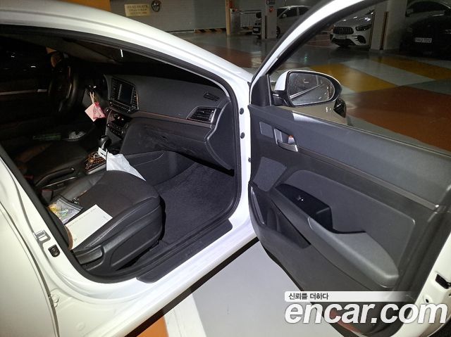 Hyundai AVANTE 2016 — photo 15
