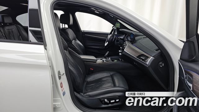 BMW 5-Series 2017 — photo 11